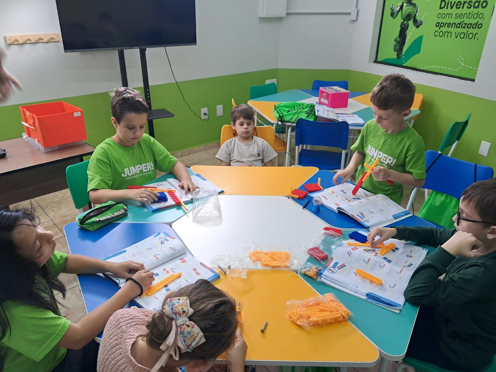 Turma de alunos em aula prática na Jumper Pomerode SC