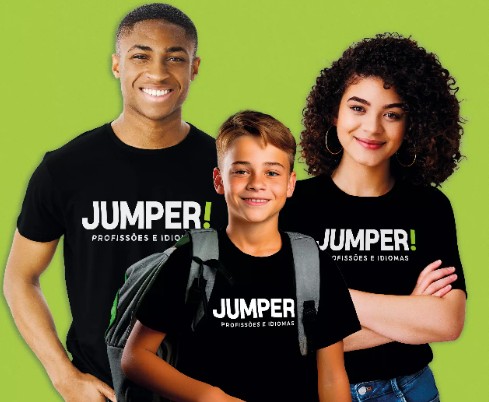 Alunos celebrando a formatura dos cursos profissionalizantes da Jumper Pomerode